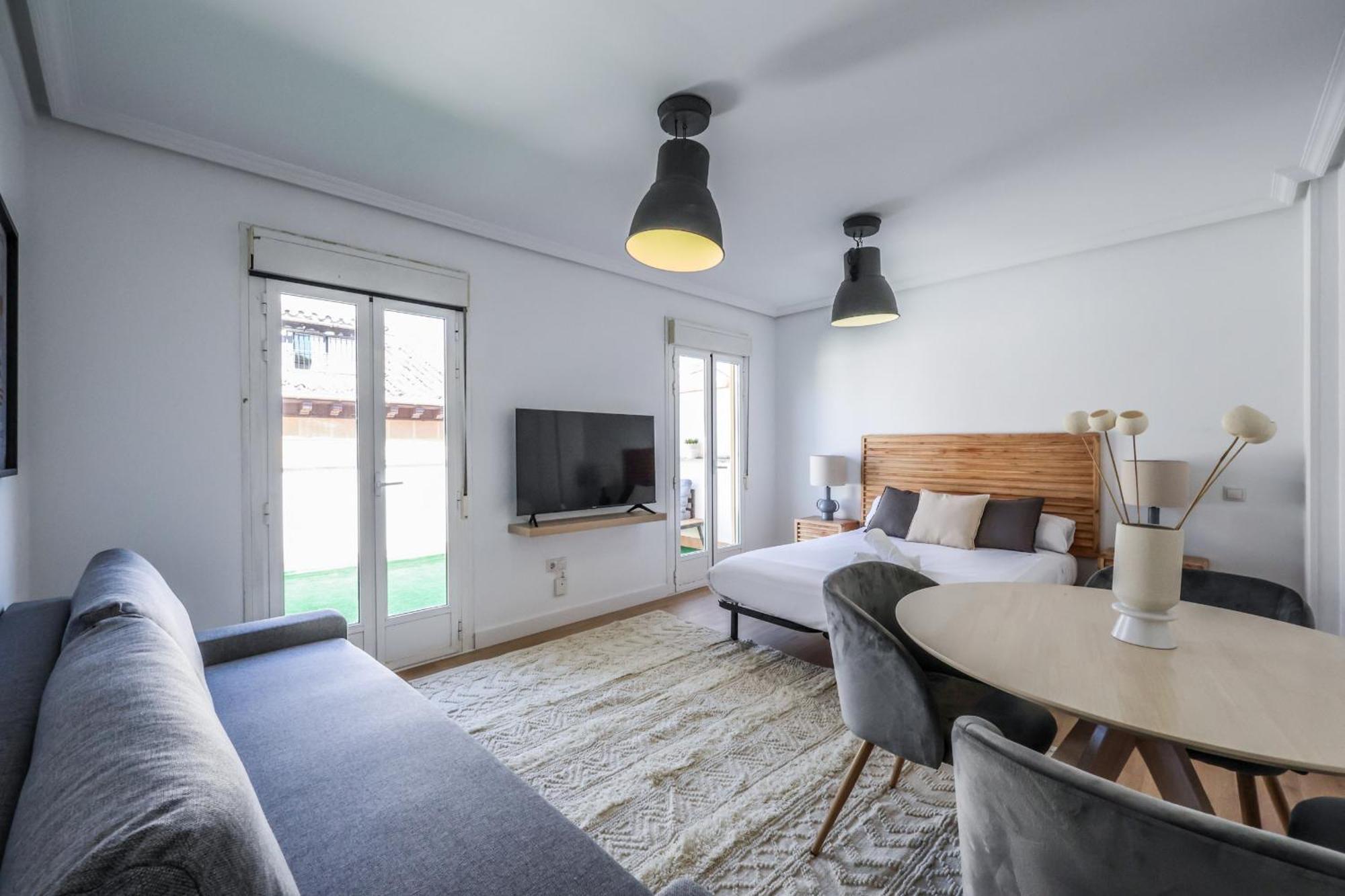 Atico Reformado Con Terraza En Lavapies Apartman Madrid Kültér fotó
